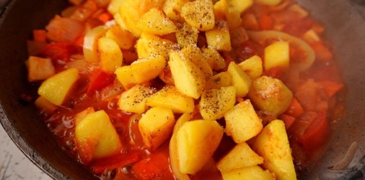 Фото приготовления рецепта: Картофель по-алфёльдски, с тушёными овощами - шаг №17