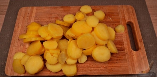 Фото приготовления рецепта: Картофельная запеканка с яйцами и сыром - шаг №6