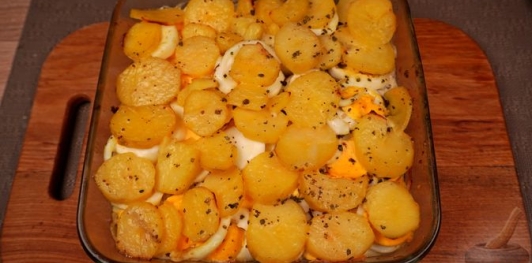 Фото приготовления рецепта: Картофельная запеканка с яйцами и сыром - шаг №17