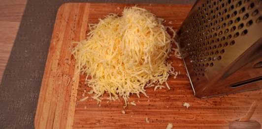 Фото приготовления рецепта: Картофельная запеканка с яйцами и сыром - шаг №16