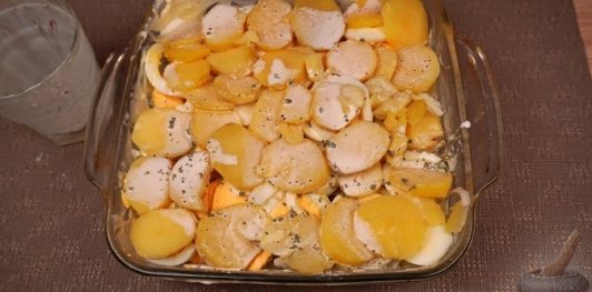 Фото приготовления рецепта: Картофельная запеканка с яйцами и сыром - шаг №15