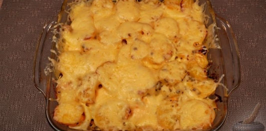 Фото приготовления рецепта: Картофельная запеканка с яйцами и сыром - шаг №19