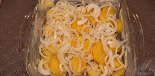 Фото приготовления рецепта: Картофельная запеканка с яйцами и сыром - шаг №9