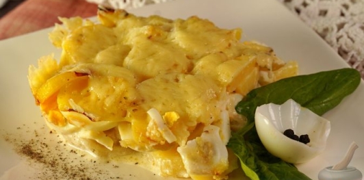 Фото приготовления рецепта: Картофельная запеканка с яйцами и сыром - шаг №21