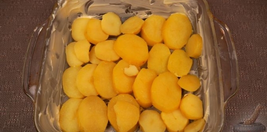 Фото приготовления рецепта: Картофельная запеканка с яйцами и сыром - шаг №8