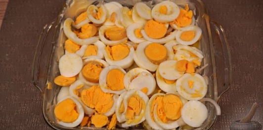 Фото приготовления рецепта: Картофельная запеканка с яйцами и сыром - шаг №10