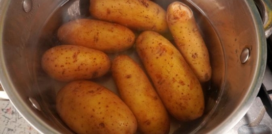 Фото приготовления рецепта: Картофельная запеканка с яйцами и сыром - шаг №2