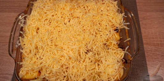 Фото приготовления рецепта: Картофельная запеканка с яйцами и сыром - шаг №18