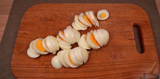 Фото приготовления рецепта: Картофельная запеканка с яйцами и сыром - шаг №5