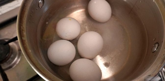 Фото приготовления рецепта: Картофельная запеканка с яйцами и сыром - шаг №3