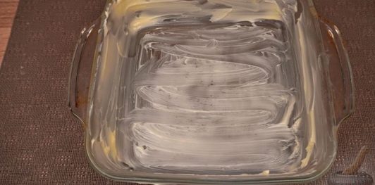 Фото приготовления рецепта: Картофельная запеканка с яйцами и сыром - шаг №7