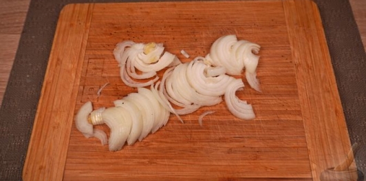 Фото приготовления рецепта: Картофельная запеканка с яйцами и сыром - шаг №4