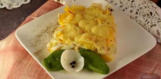 Фото приготовления рецепта: Картофельная запеканка с яйцами и сыром - шаг №20