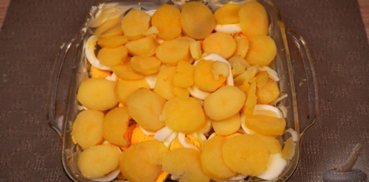 Фото приготовления рецепта: Картофельная запеканка с яйцами и сыром - шаг №11