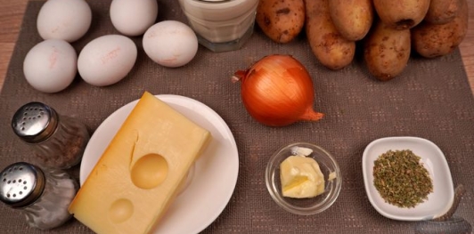 Фото приготовления рецепта: Картофельная запеканка с яйцами и сыром - шаг №1