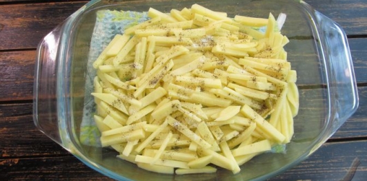 Фото приготовления рецепта: Картофельная запеканка с курицей - шаг №8