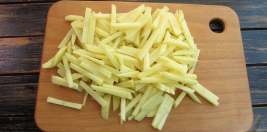 Фото приготовления рецепта: Картофельная запеканка с курицей - шаг №7