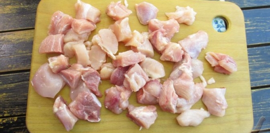 Фото приготовления рецепта: Картофельная запеканка с курицей - шаг №2