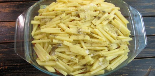 Фото приготовления рецепта: Картофельная запеканка с курицей - шаг №11