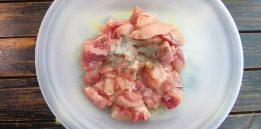 Фото приготовления рецепта: Картофельная запеканка с курицей - шаг №3