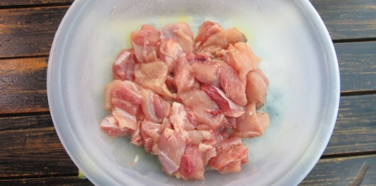 Фото приготовления рецепта: Картофельная запеканка с курицей - шаг №4