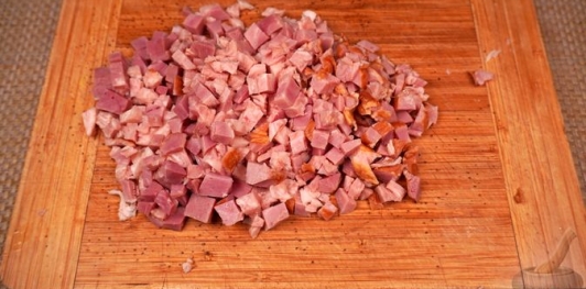 Фото приготовления рецепта: Картошка, запечённая с копчёной рулькой и сыром - шаг №13