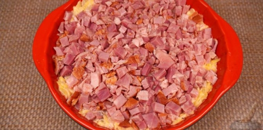 Фото приготовления рецепта: Картошка, запечённая с копчёной рулькой и сыром - шаг №15