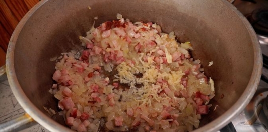 Фото приготовления рецепта: Картошка, запечённая с копчёной рулькой и сыром - шаг №6