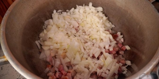 Фото приготовления рецепта: Картошка, запечённая с копчёной рулькой и сыром - шаг №5