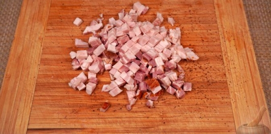 Фото приготовления рецепта: Картошка, запечённая с копчёной рулькой и сыром - шаг №2