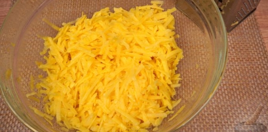 Фото приготовления рецепта: Картошка, запечённая с копчёной рулькой и сыром - шаг №7