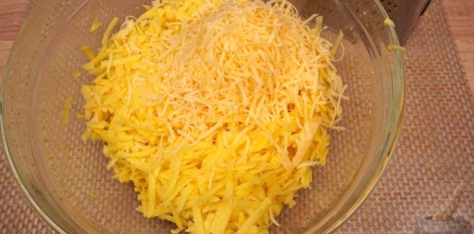 Фото приготовления рецепта: Картошка, запечённая с копчёной рулькой и сыром - шаг №9