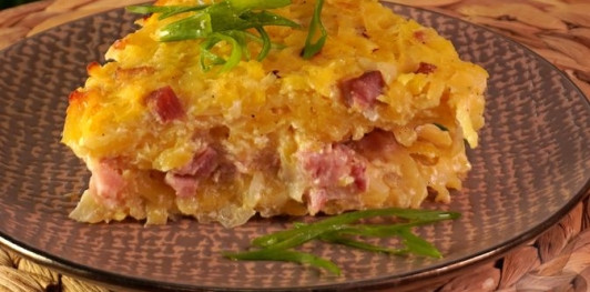 Фото приготовления рецепта: Картошка, запечённая с копчёной рулькой и сыром - шаг №21