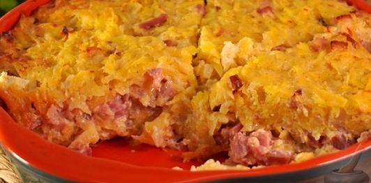 Фото приготовления рецепта: Картошка, запечённая с копчёной рулькой и сыром - шаг №19