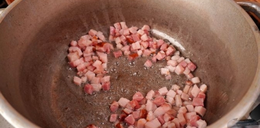 Фото приготовления рецепта: Картошка, запечённая с копчёной рулькой и сыром - шаг №3