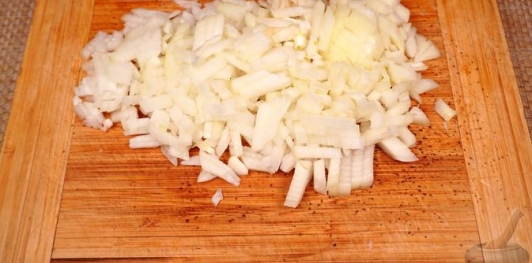 Фото приготовления рецепта: Картошка, запечённая с копчёной рулькой и сыром - шаг №4