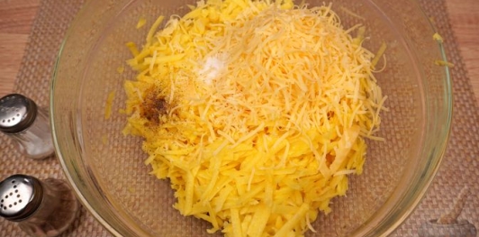 Фото приготовления рецепта: Картошка, запечённая с копчёной рулькой и сыром - шаг №10