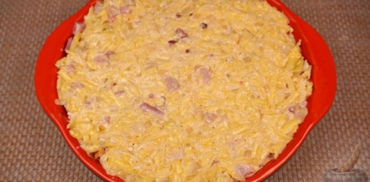 Фото приготовления рецепта: Картошка, запечённая с копчёной рулькой и сыром - шаг №16