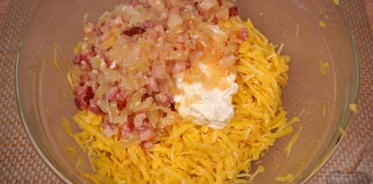 Фото приготовления рецепта: Картошка, запечённая с копчёной рулькой и сыром - шаг №11