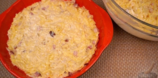 Фото приготовления рецепта: Картошка, запечённая с копчёной рулькой и сыром - шаг №14