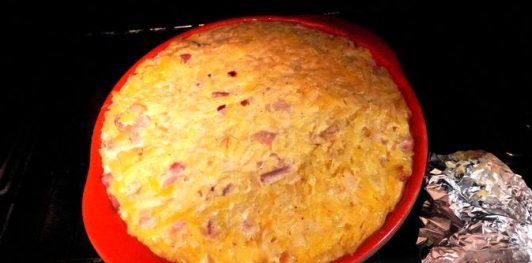 Фото приготовления рецепта: Картошка, запечённая с копчёной рулькой и сыром - шаг №17