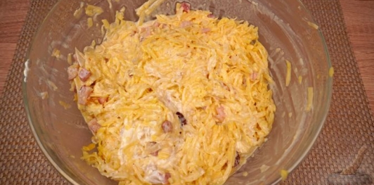 Фото приготовления рецепта: Картошка, запечённая с копчёной рулькой и сыром - шаг №12