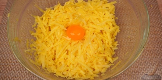 Фото приготовления рецепта: Картошка, запечённая с копчёной рулькой и сыром - шаг №8