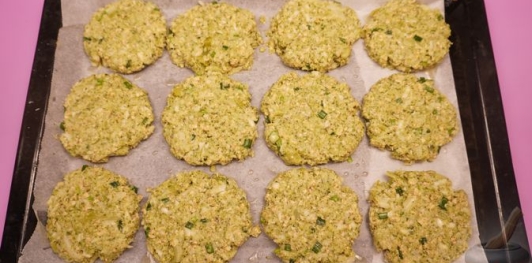 Фото приготовления рецепта: Котлеты из брокколи, овсянки и сыра - шаг №9