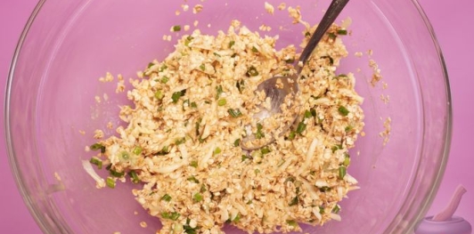 Фото приготовления рецепта: Котлеты из брокколи, овсянки и сыра - шаг №7