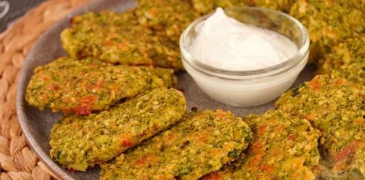 Фото приготовления рецепта: Котлеты из брокколи, овсянки и сыра - шаг №12