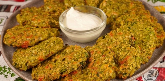 Фото приготовления рецепта: Котлеты из брокколи, овсянки и сыра - шаг №11