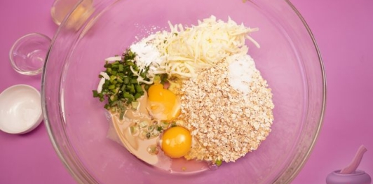 Фото приготовления рецепта: Котлеты из брокколи, овсянки и сыра - шаг №6