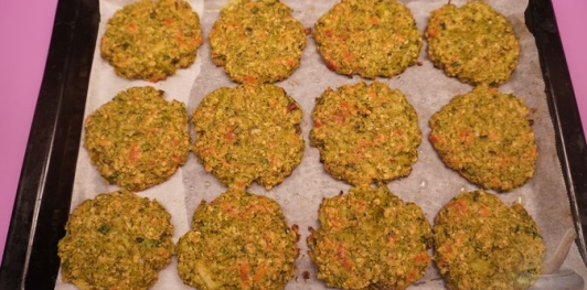 Фото приготовления рецепта: Котлеты из брокколи, овсянки и сыра - шаг №10