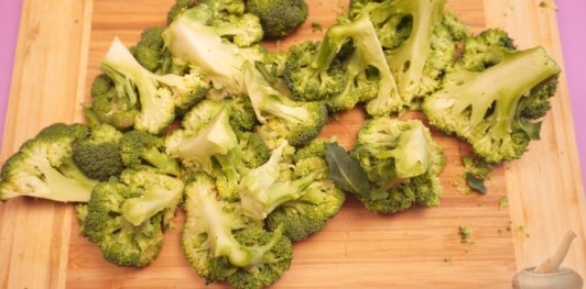 Фото приготовления рецепта: Котлеты из брокколи, овсянки и сыра - шаг №2